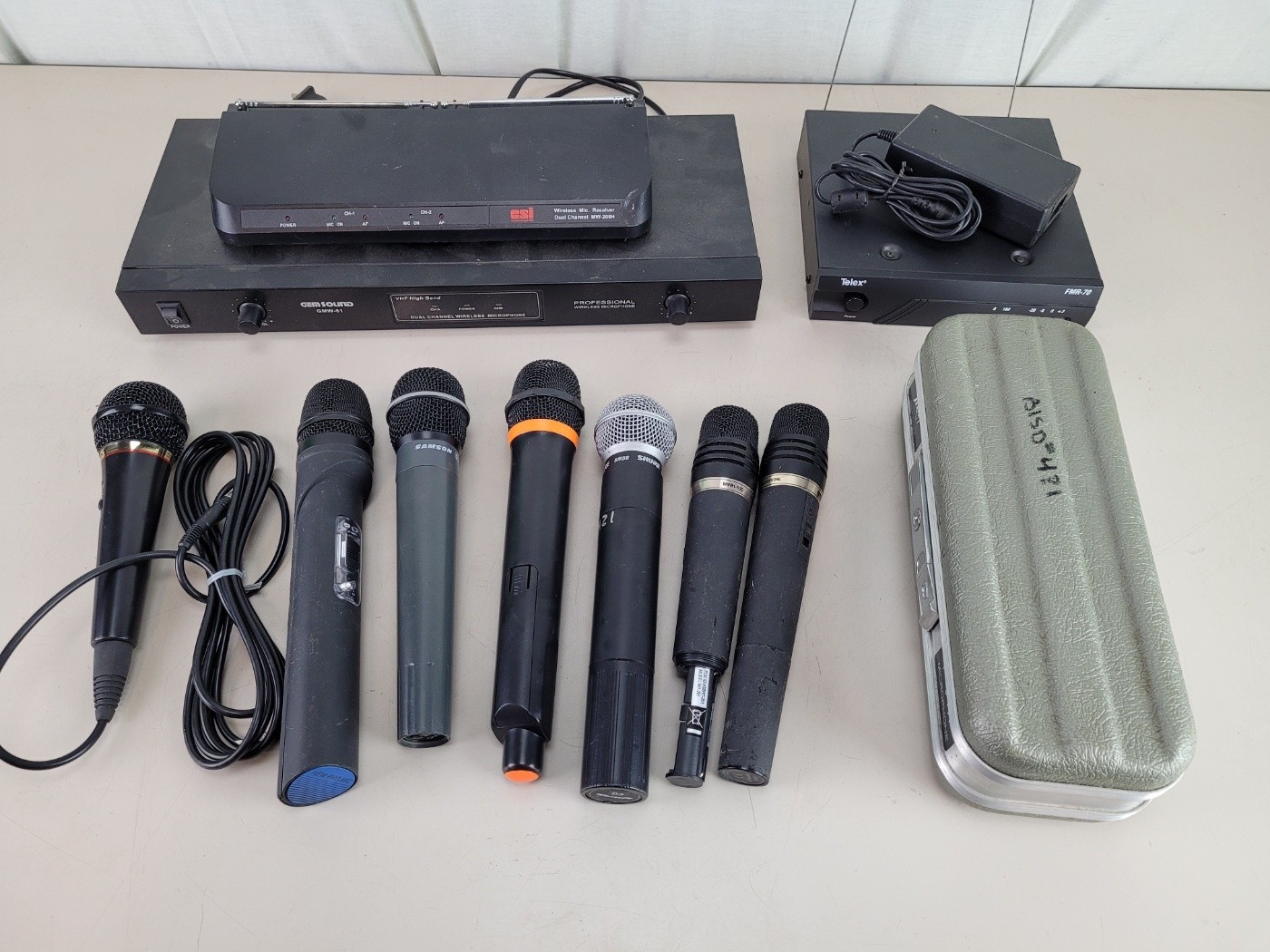 Wireless Microphones and accessories Lot