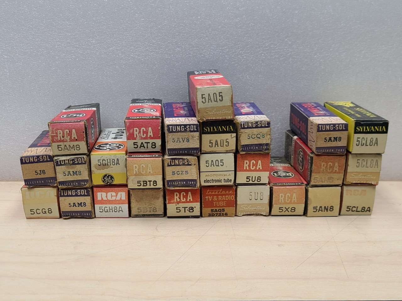 27 Vintage Vacuum Tubes 5AM8, 5AQ5, 5CL8A, 5U8 and others