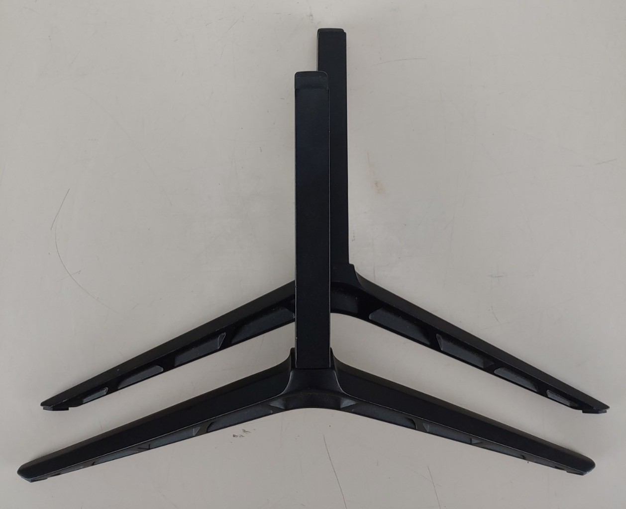 Vizio V-Series 65 inch V655-g9 TV Stand Legs NO Csrews