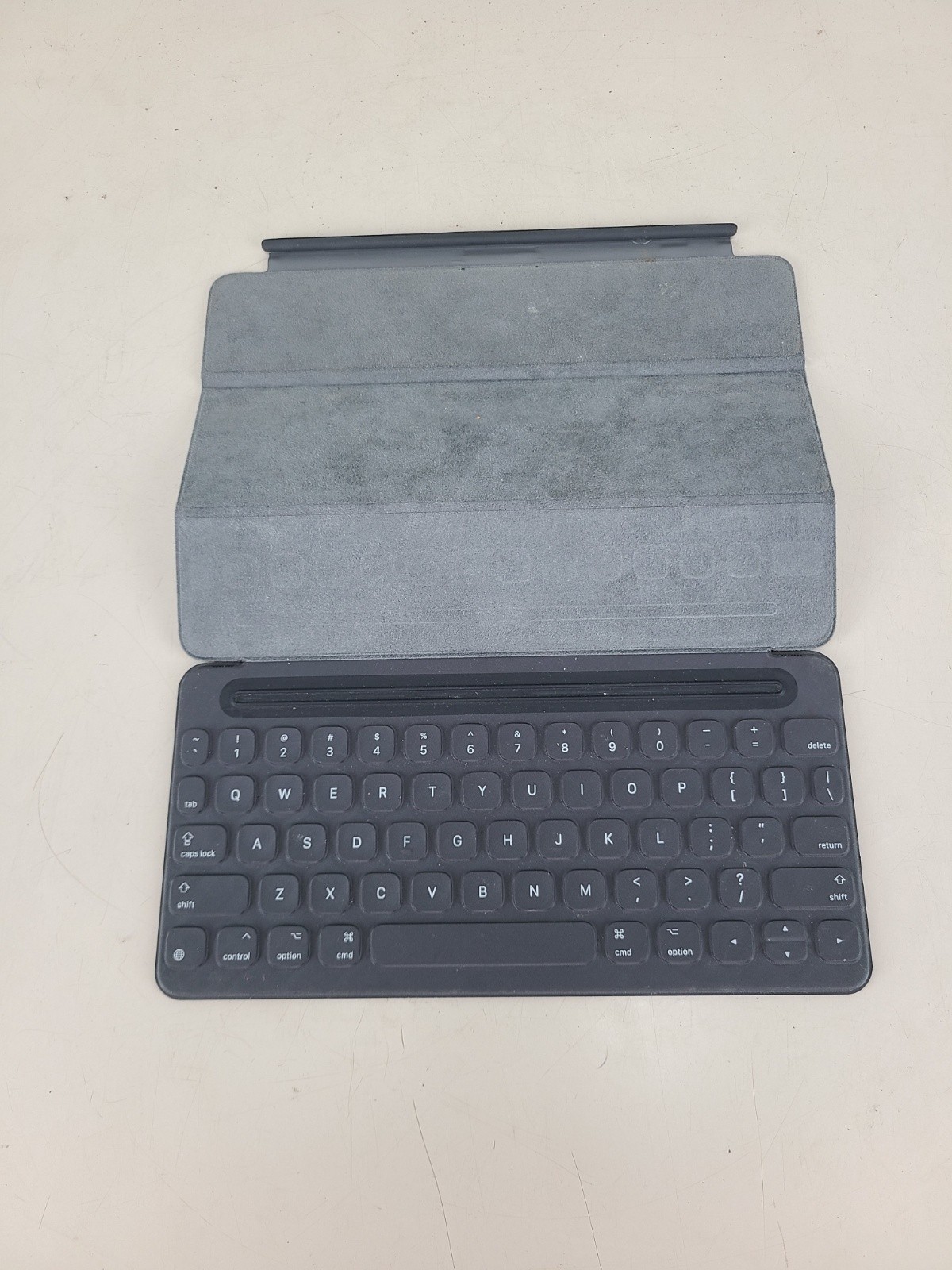 Apple A1772 Portable Smart QWERTY Keyboard Folio For Apple iPad Pro 9.7"