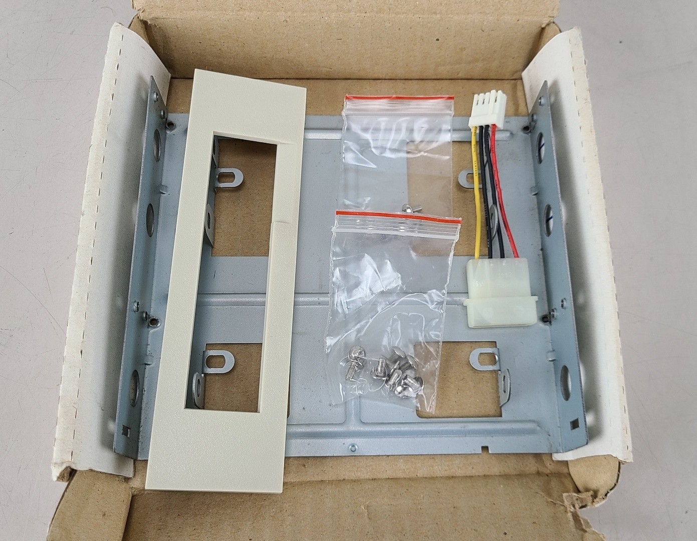 TP-520 5.25" UNIVERSAL MOUNTING FRAME FOR 3.5" FLOPPY DRIVE/CARD READER