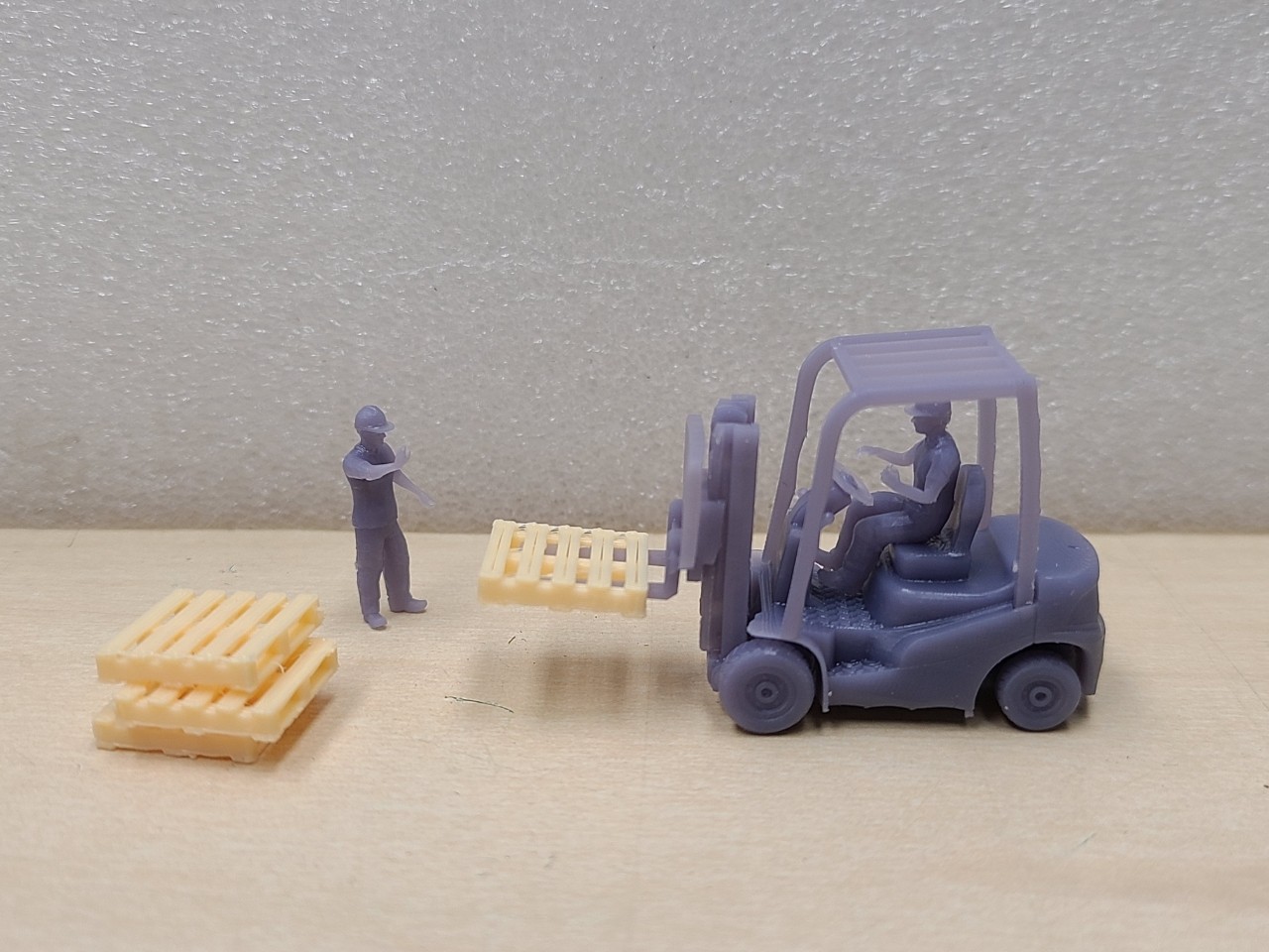 HO Scale 1:87 Forklift With People and Pallets