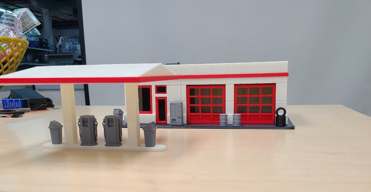 O Scale Service Station with Opening Garage Doors 