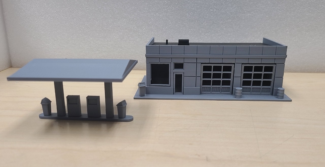 HO Scale Service Station with Opening Garage Doors 