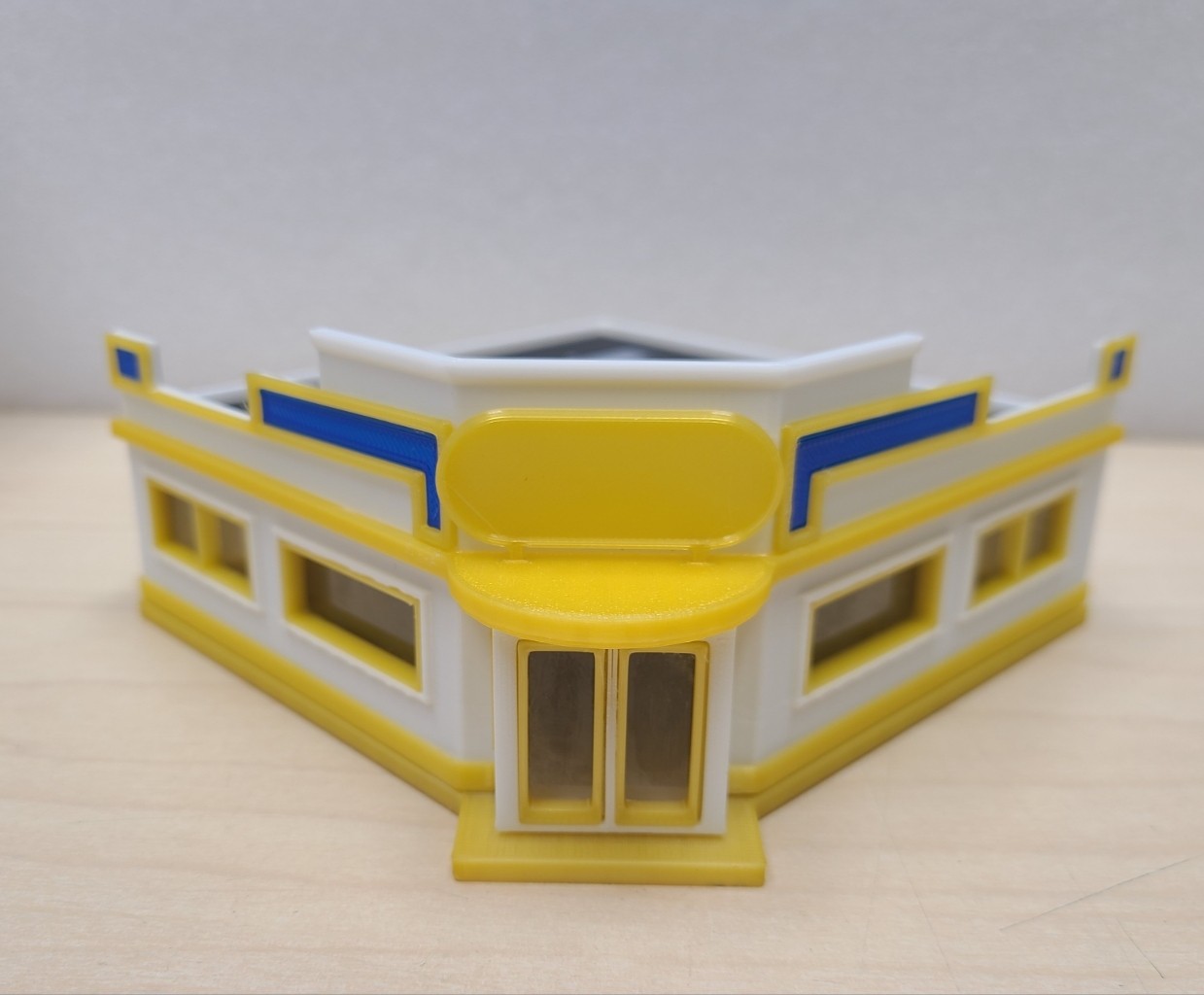 HO Scale Corner Diner White and Gold