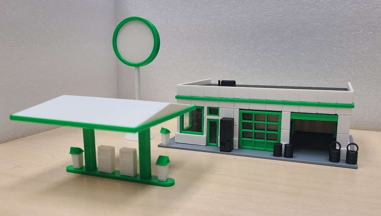 HO Scale Service Station with Opening Garage Doors Green Trim