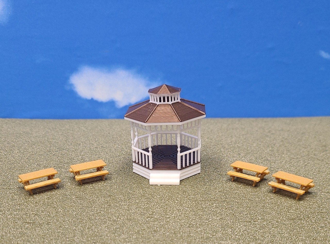 HO Scale Gazebo 2 Color and 4 Picnic Tables 1:87