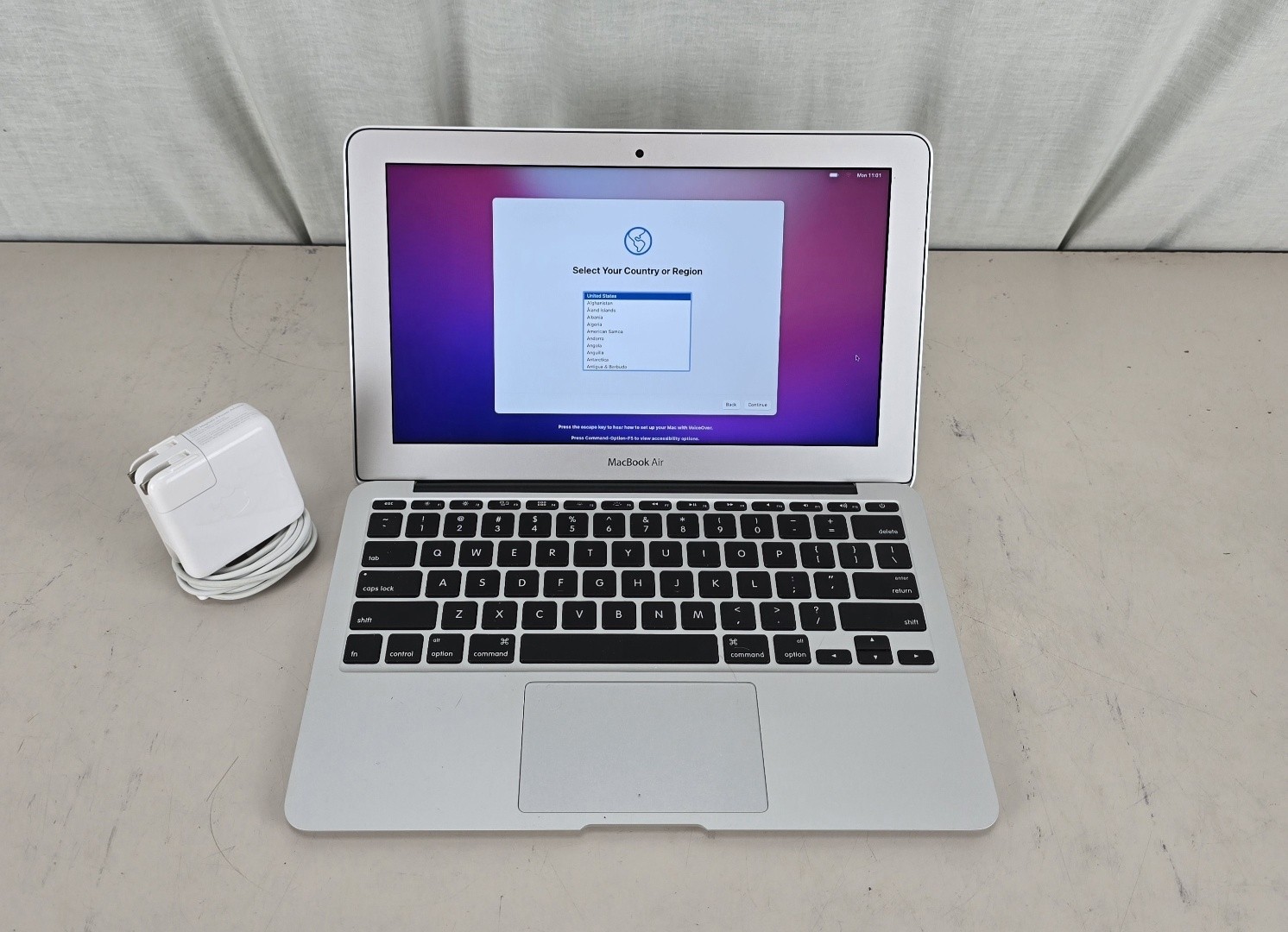 Apple MacBook Air 11in Early 2015 i7 8GB 250GB SSD Monterey