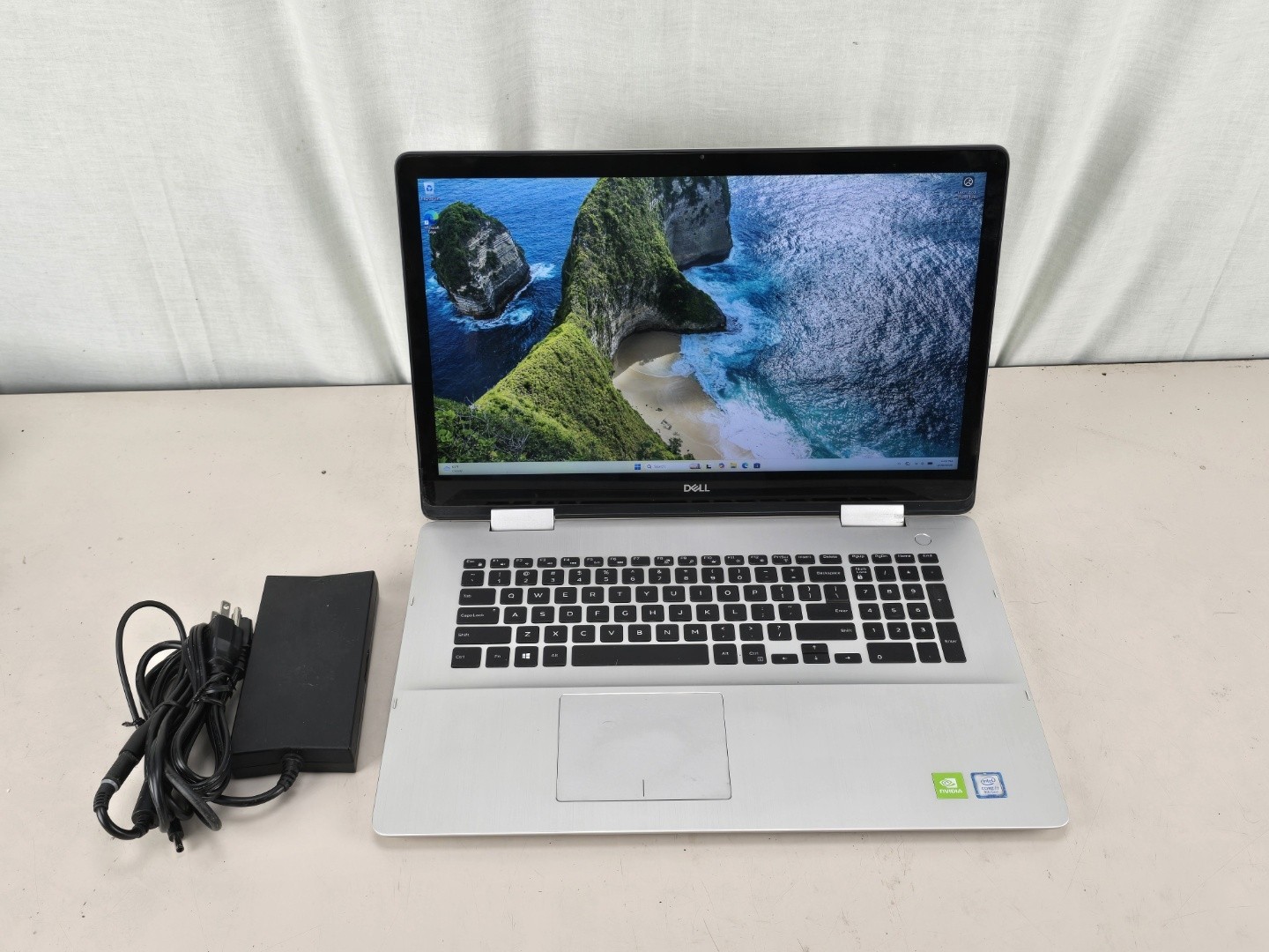 Dell Inspiron 7786 17" 2-in-1 i7-8550U 32GB RAM 1TB HDD Nvidia MX150 Win 11