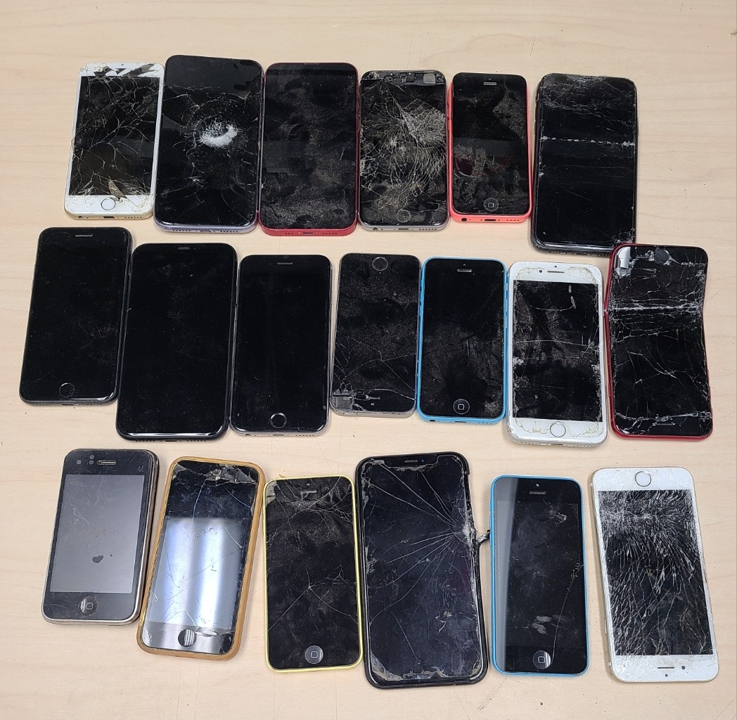 6.2 Lbs Apple i-phones For Scrap Gold Recovery or Parts