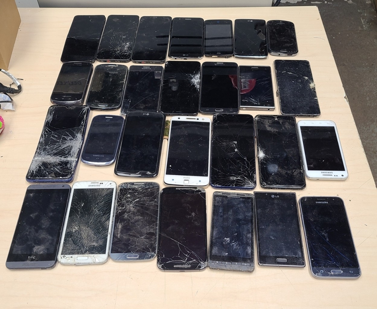 8.4 Lbs Cellphones For Scrap Gold Recovery or Parts