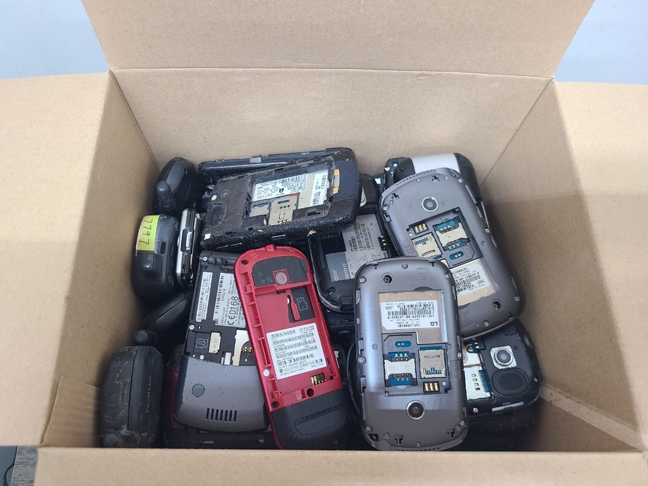 9.6 Lbs Flip Slide & Stick Cellphones For Scrap Gold Recovery or Parts