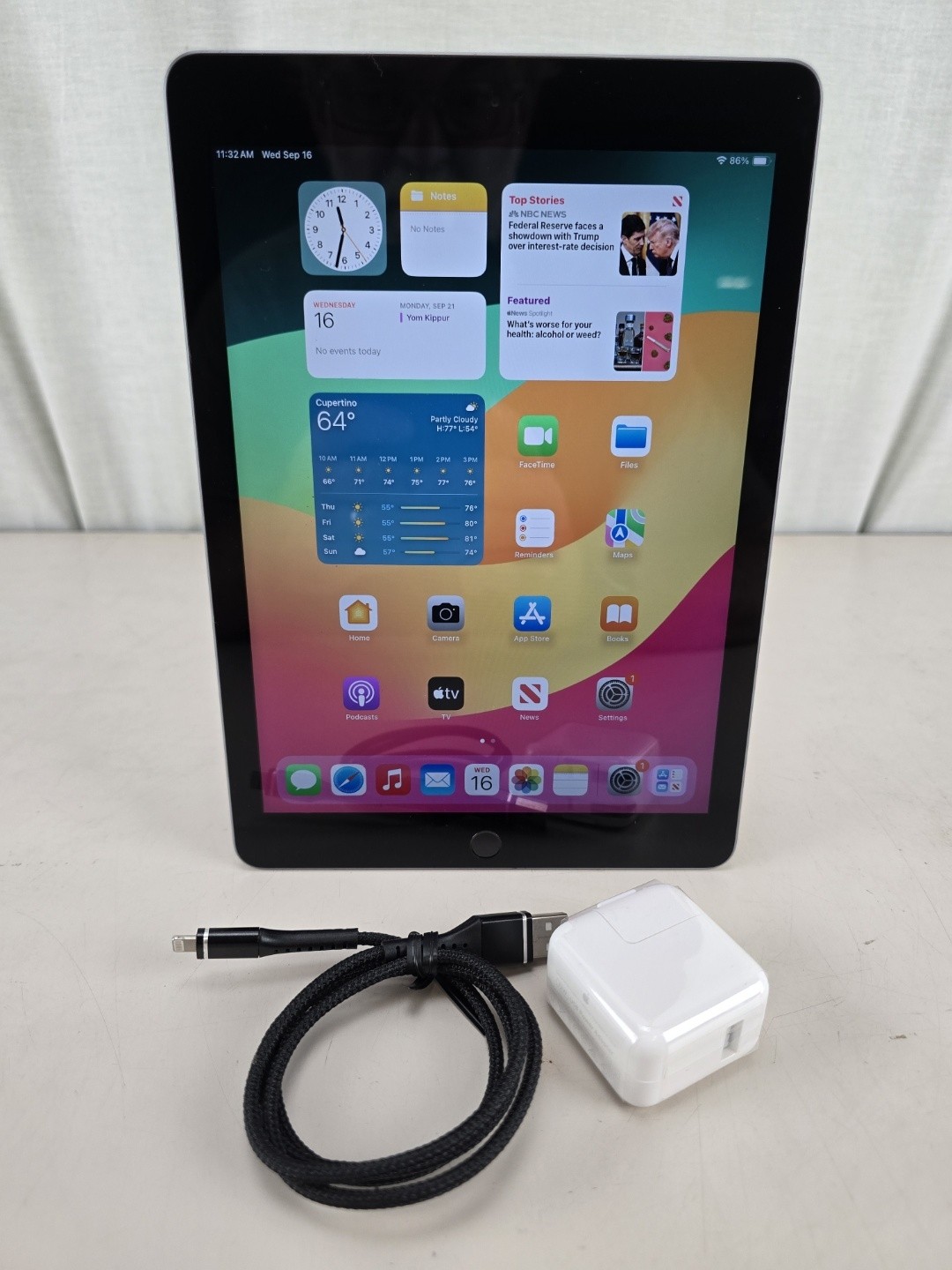 Apple iPad (6th Generation) A1893 32 GB, Wi-Fi, 9.7 in - Space Gray
