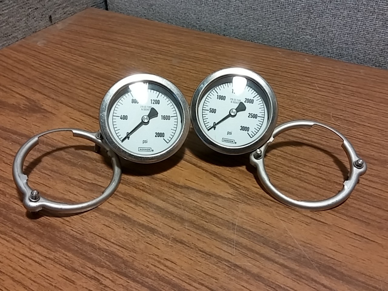 2 NOSHOCK 0- 2000 & 0-3000 PSI Pressure Gauge 316 SS Tube & Socket