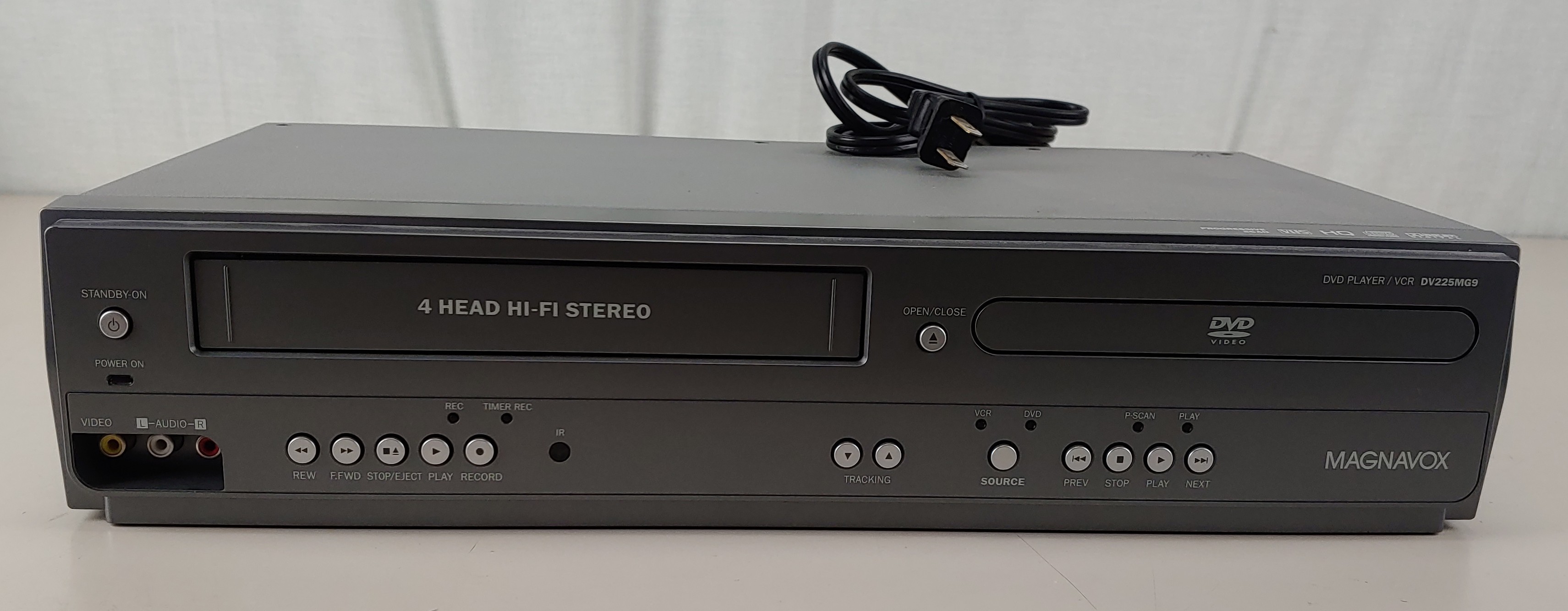 Magnavox DV225MG9 A Video Cassette Recorder/DVD Player - No Remote