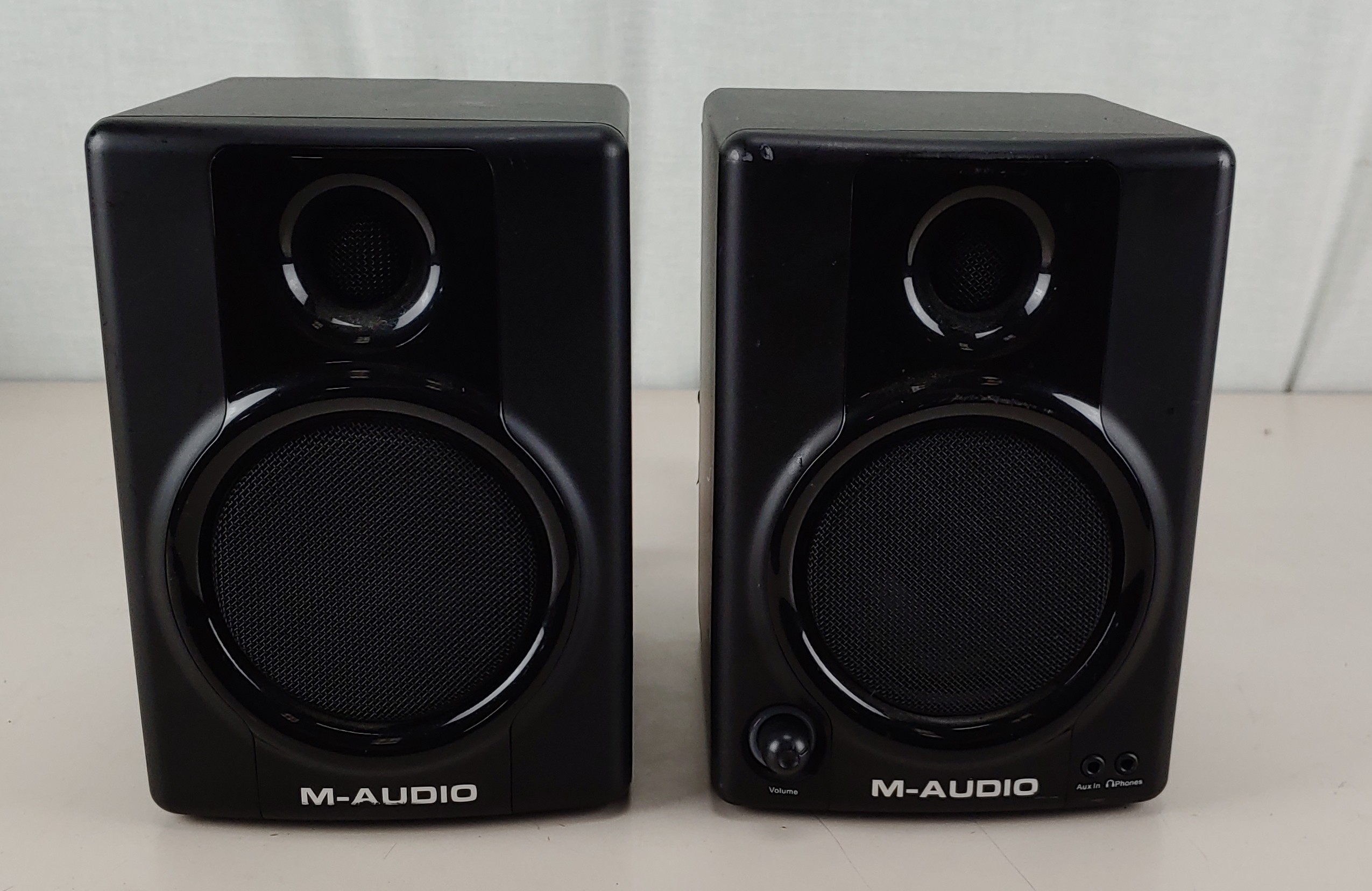 MAudio AV30 Studiophile Speakers Pair Audio & Video Equipment