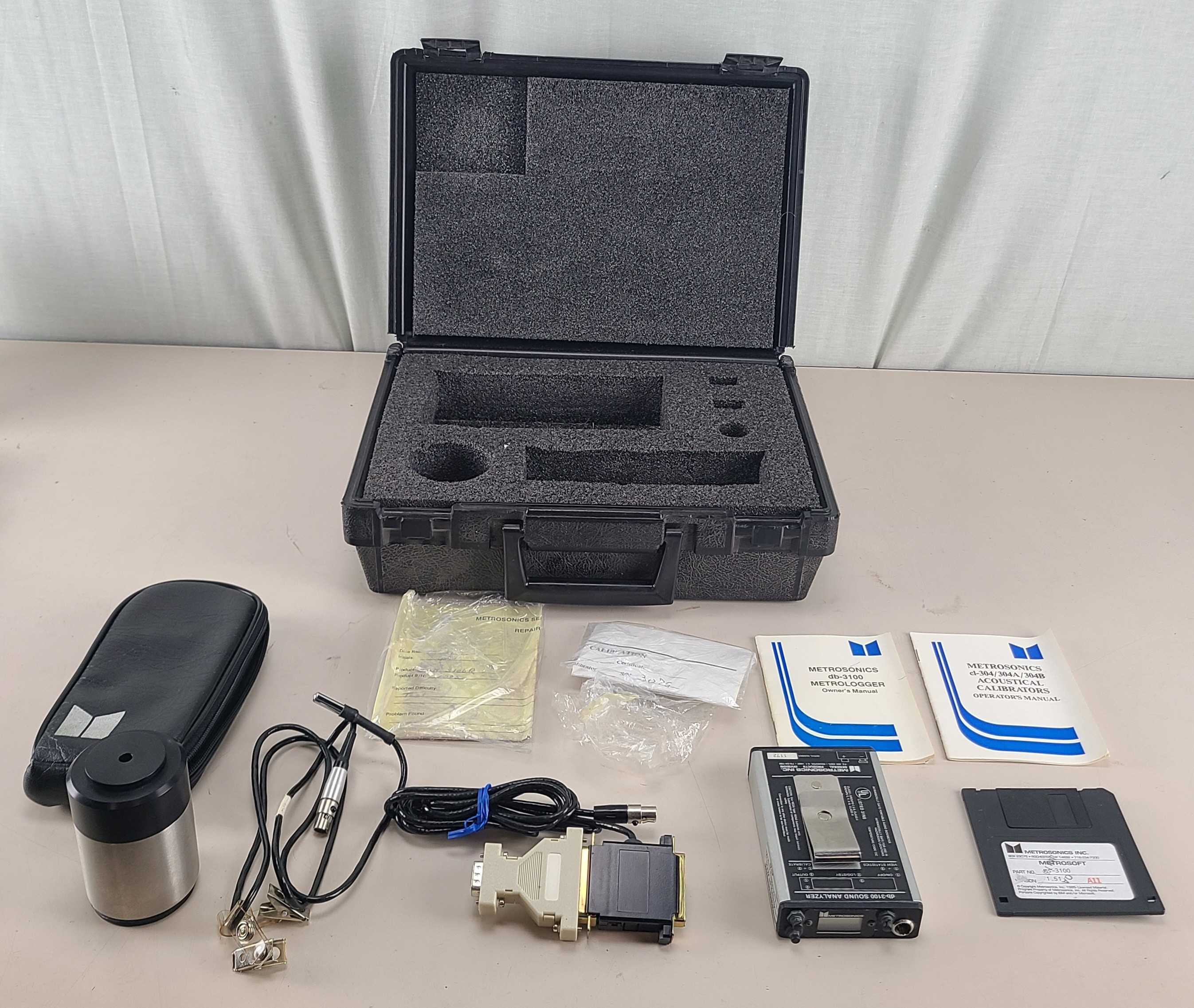 Metrosonics db-3100 Sound Analyzer & Acoustical Calibrator With Case And Extras