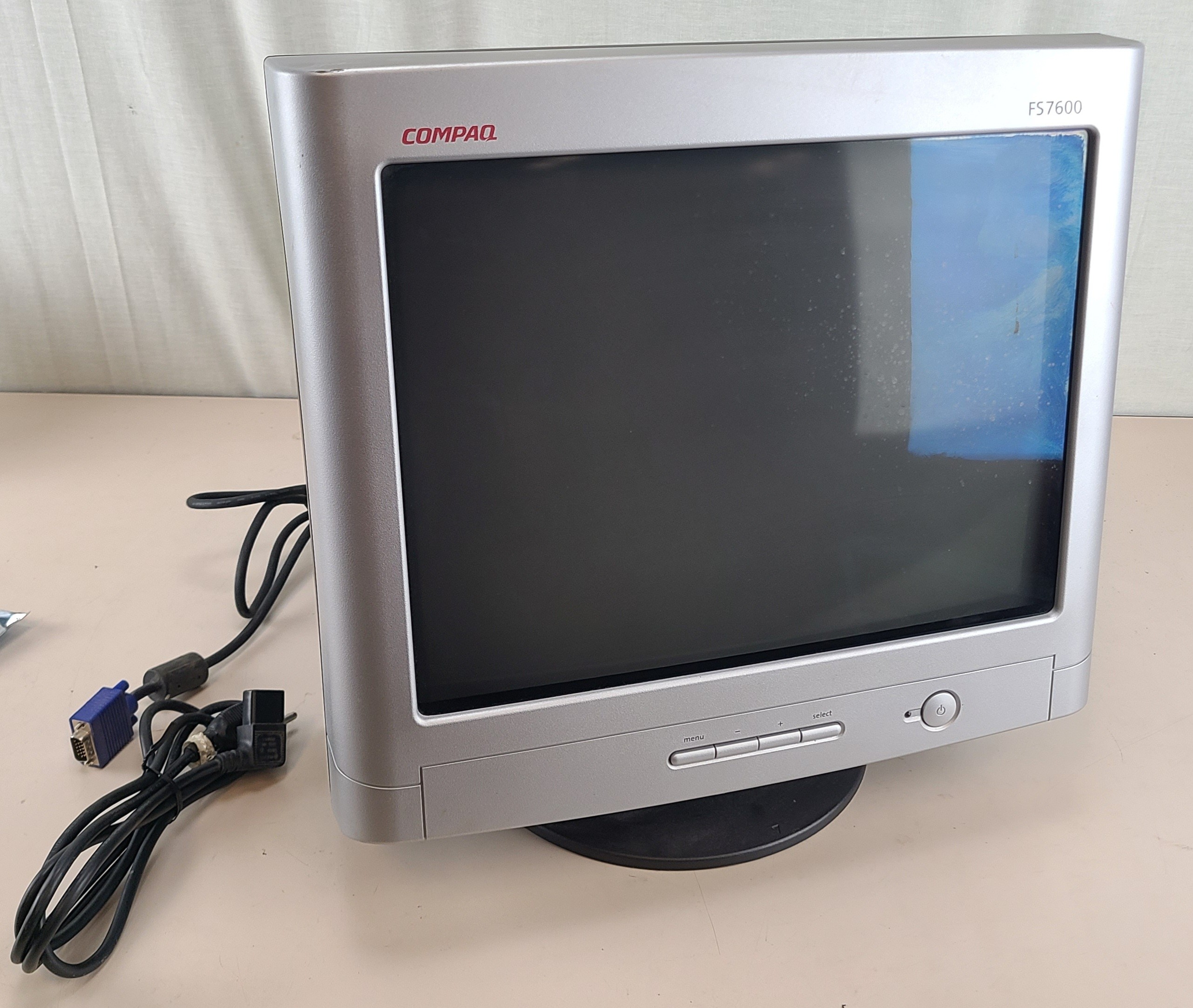Compaq FS7600 17" Flat Screen CRT Monitor