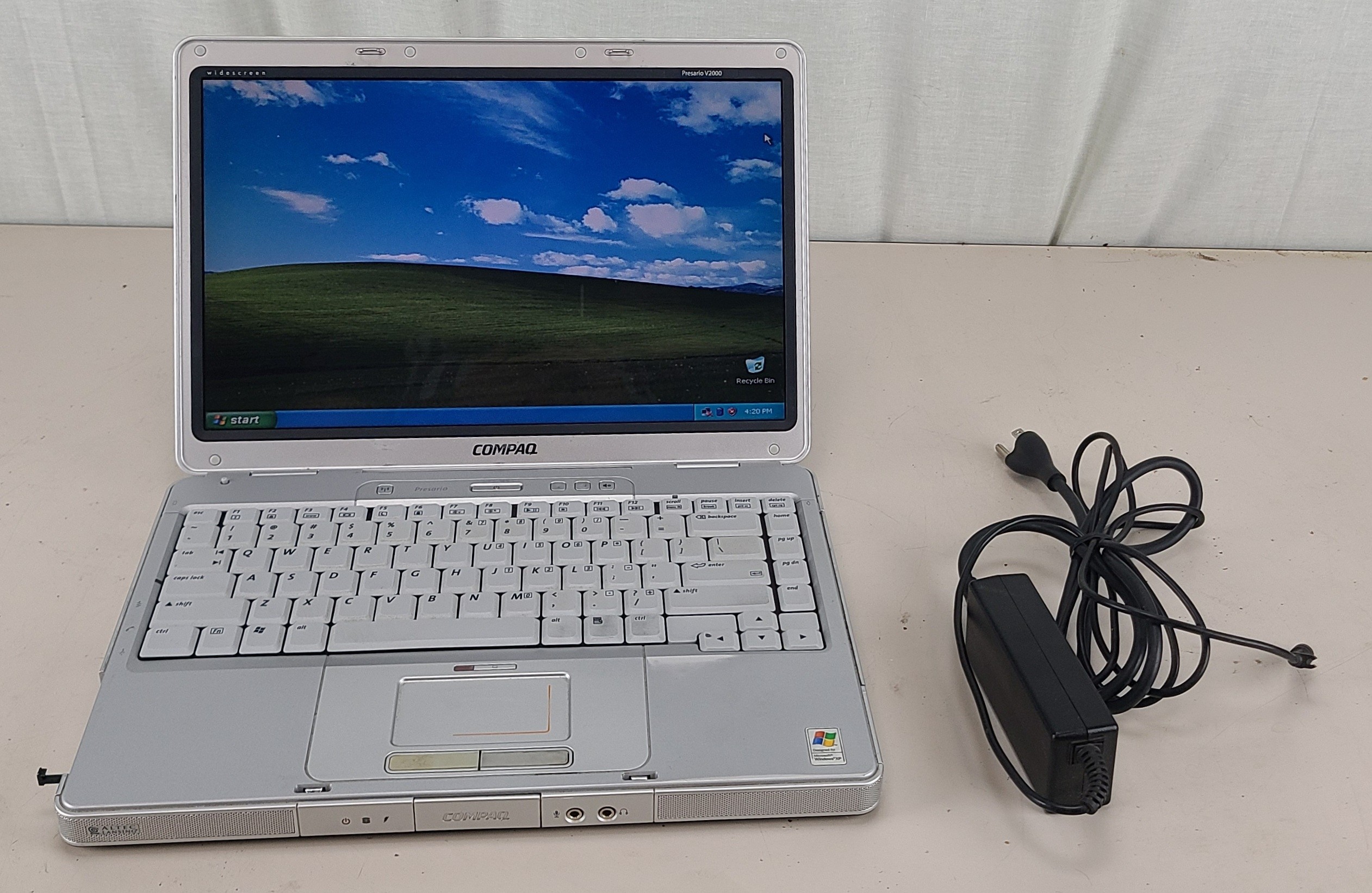 Vintage Compaq Presario V2000 Celeron M 248MB 40GB HDD WIN XP HOME