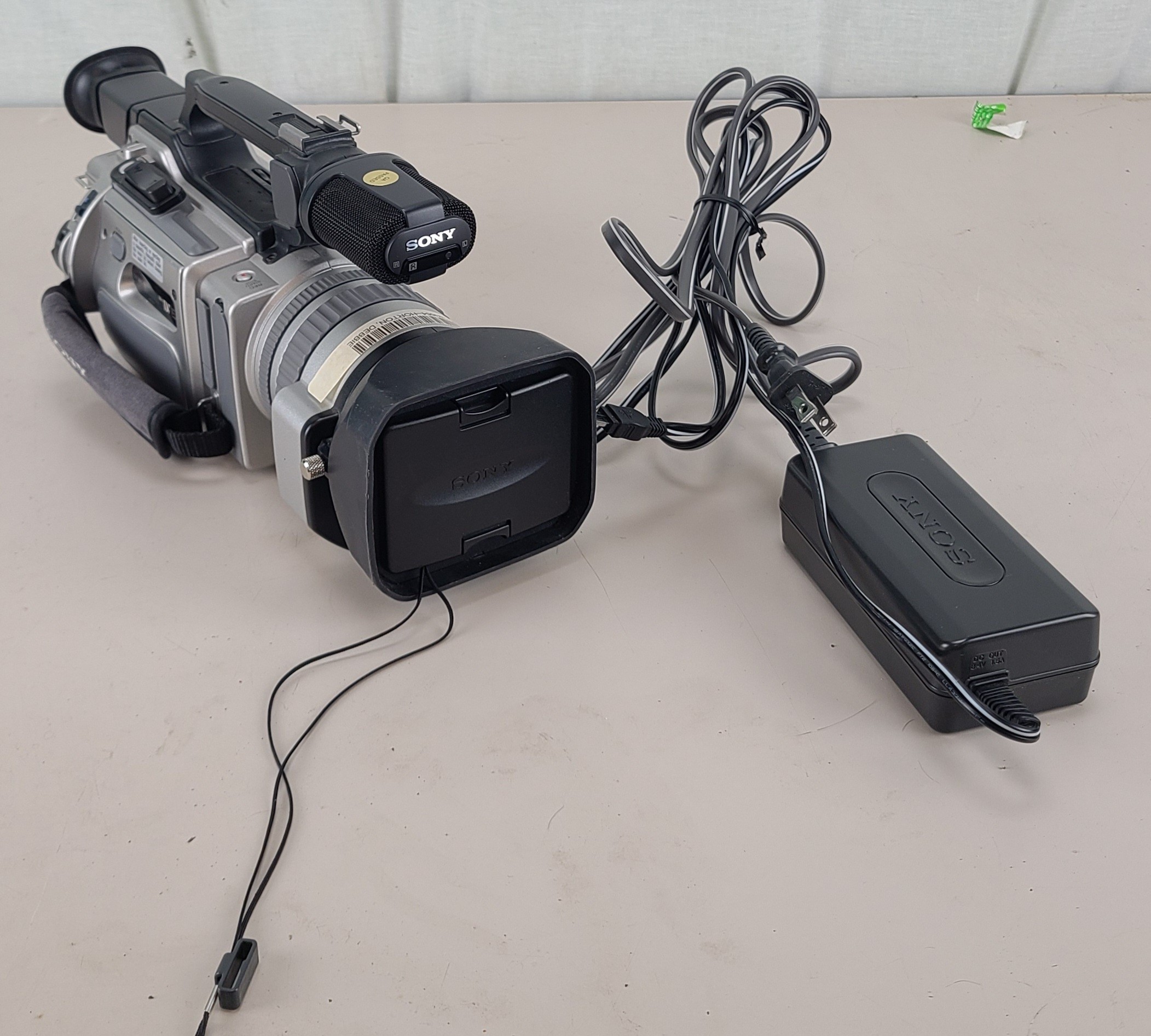 FOR PARTS Sony DCR-VX2000 Handycam NO BATTERY