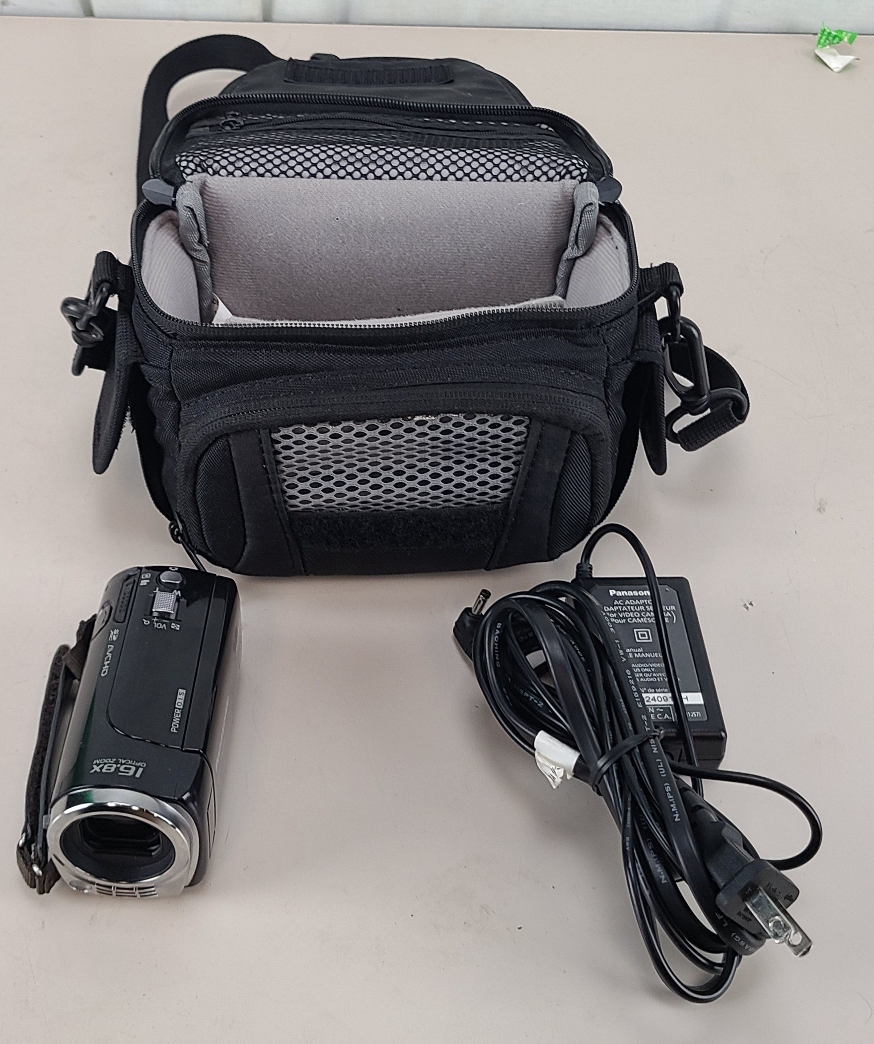Panasonic HDC-TM40 Camcorder 16GB MEM 16.8x Optical Zoom