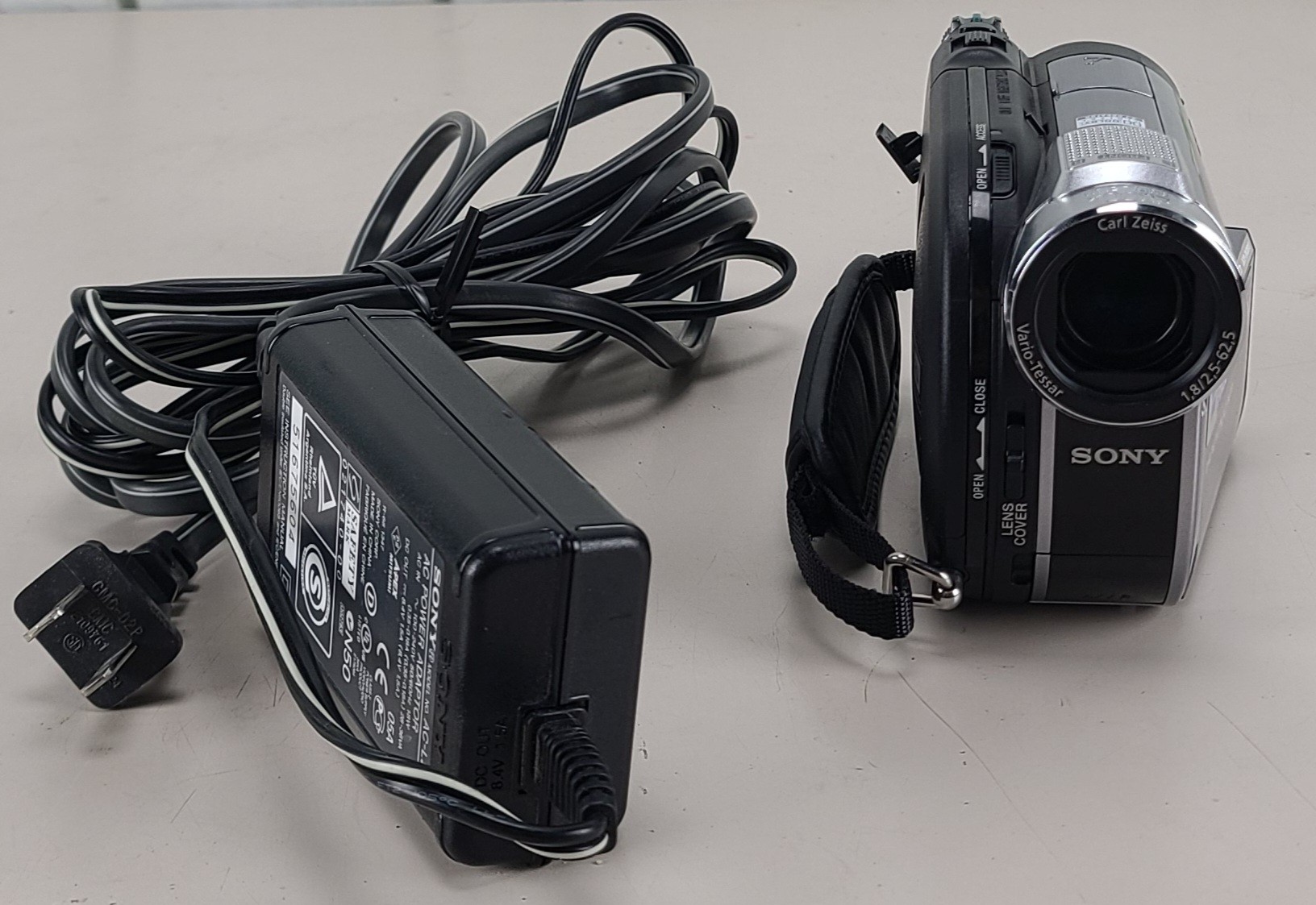 FOR PARTS Sony Handycam DCR-DVD810 Hybrid Plus BAD BATTERY