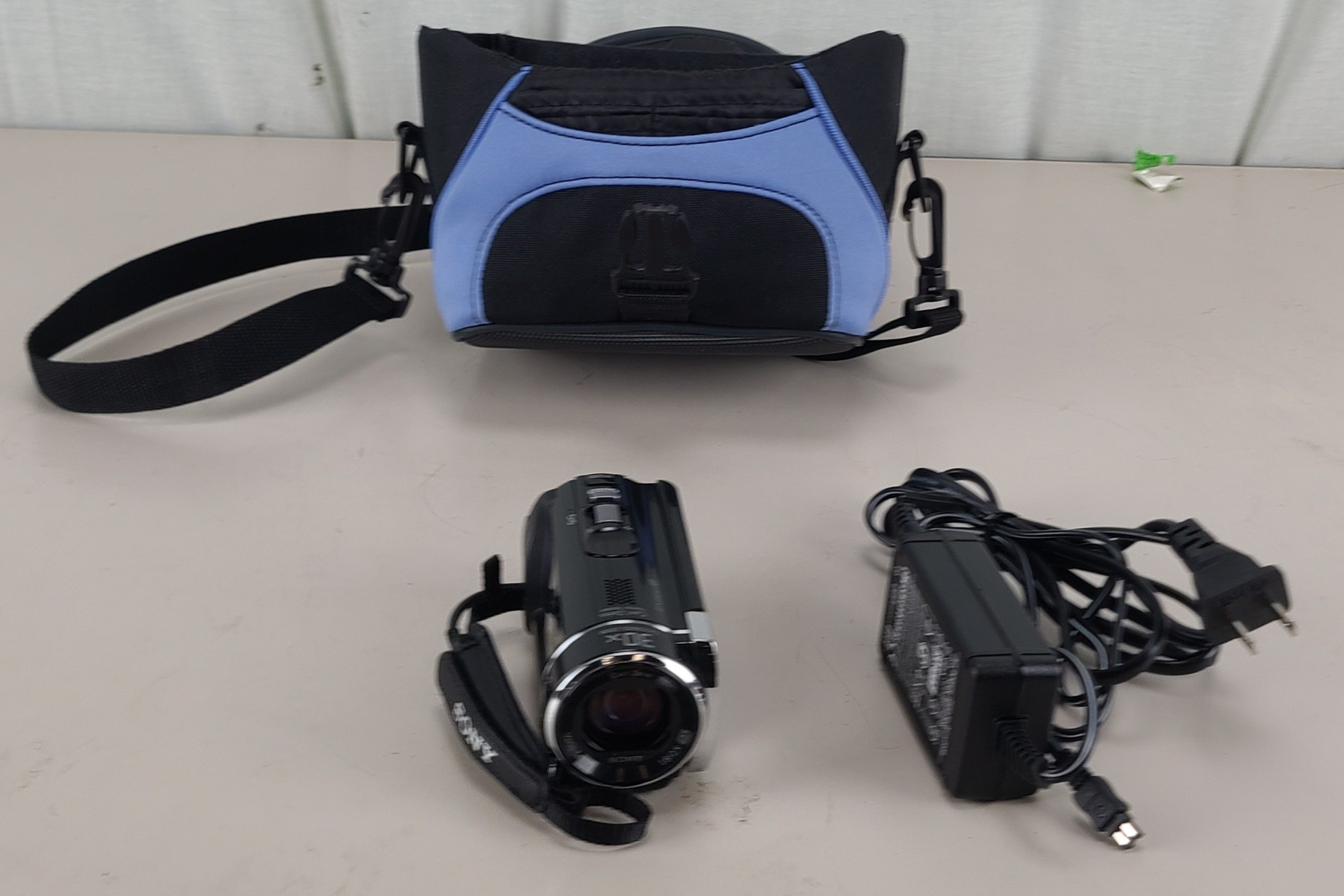 FOR PARTS Sony HDR-CX210 Handycam Camcorder NO BATTERY/BAD TOUCHSCREEN