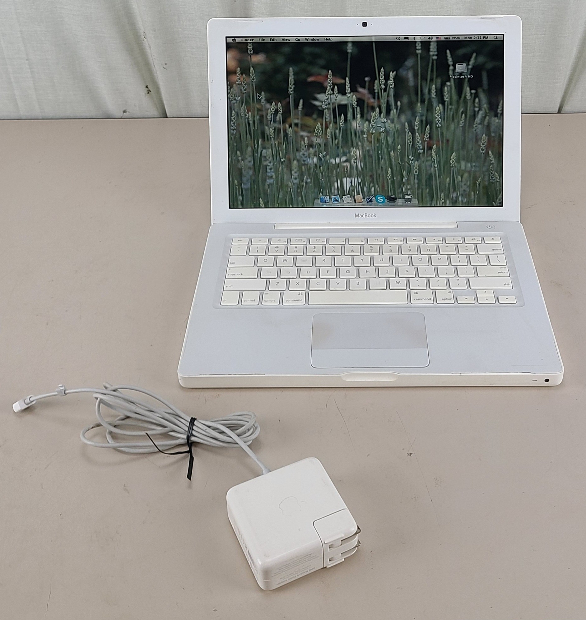 Apple MacBook Early 2008 C2D 2GB 120GB HDD MAC OS X