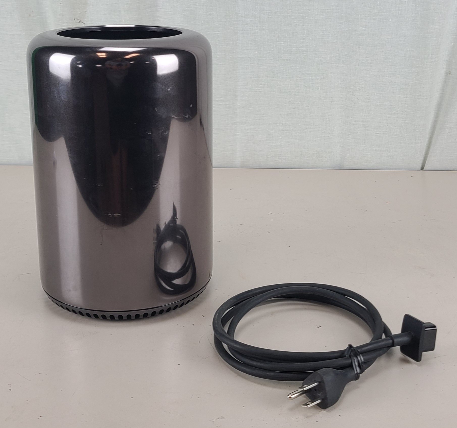Apple Mac Pro Late 2013 Xeon 8 Core 32GB 2x D500 1TB SSD Drive 