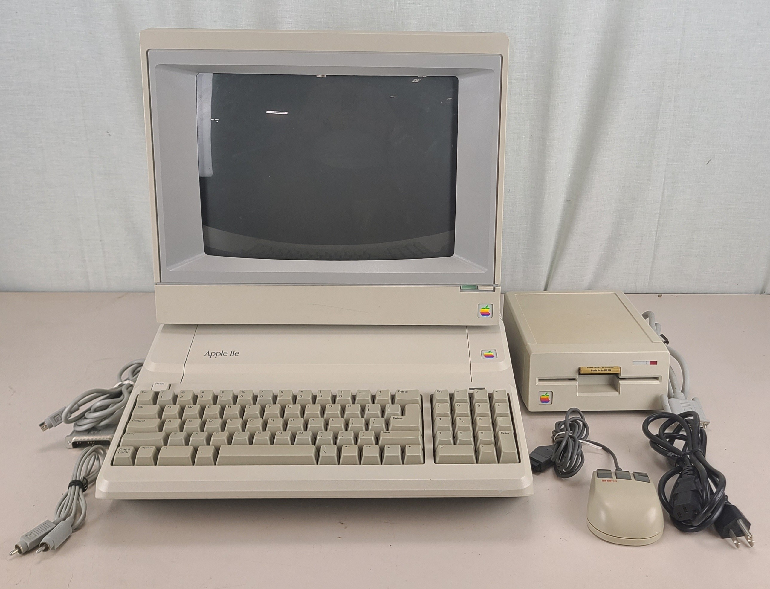 Nice Vintage Apple IIe Computer System Complete