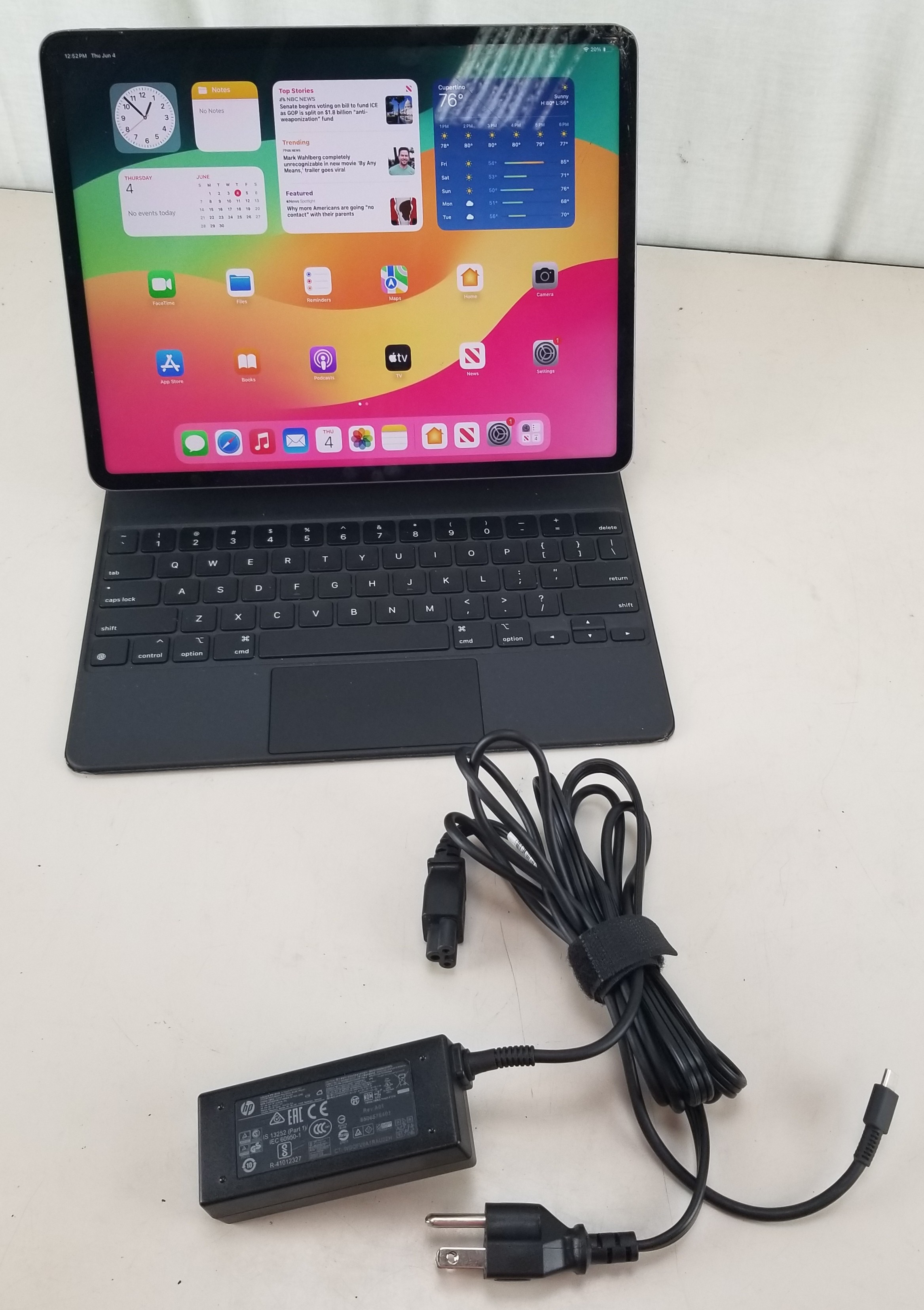 Apple iPad Pro 5th Gen MHNM3LL/A A2378 1TB WIFI + MAGIC KEYBOARD