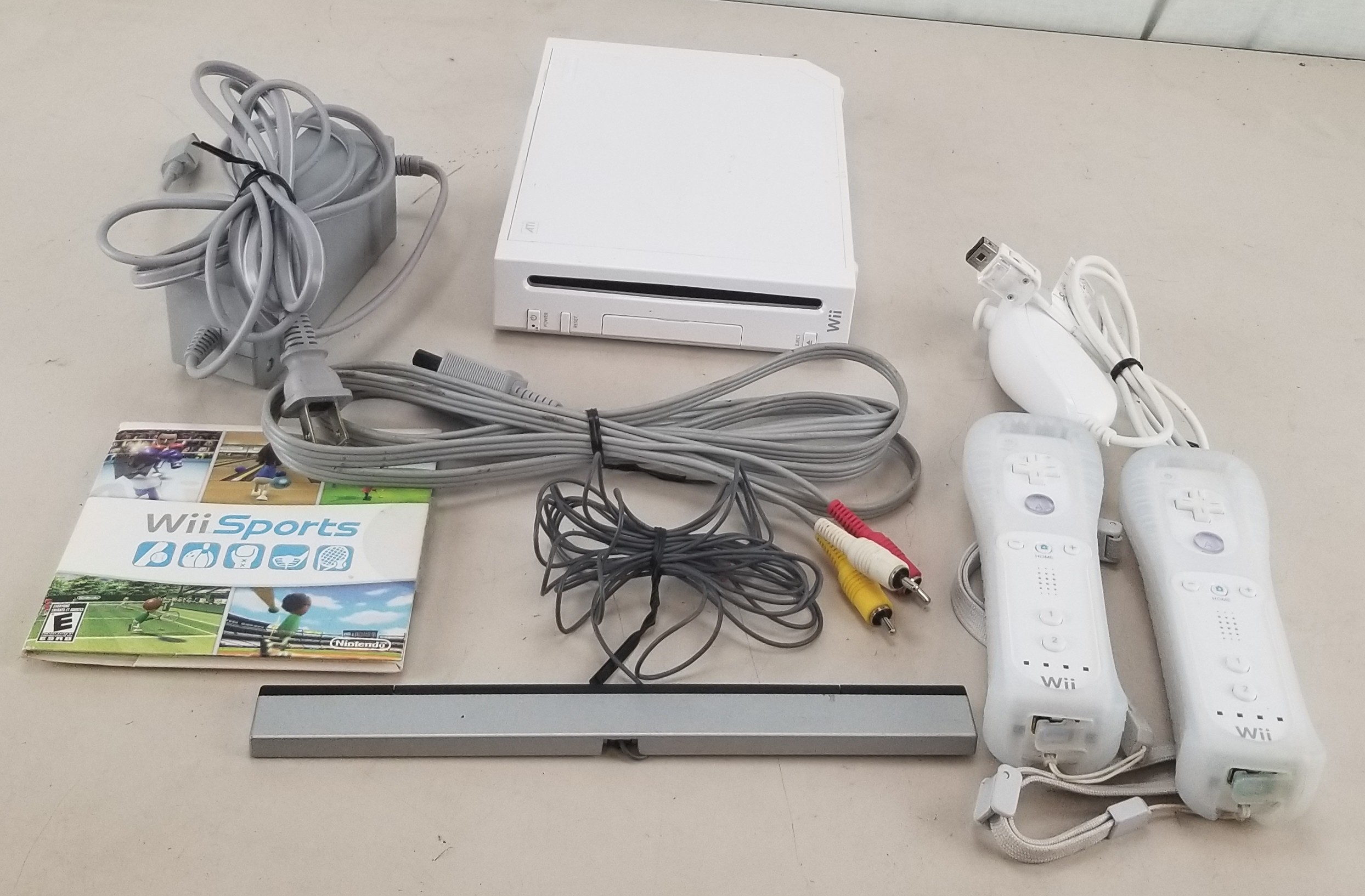 2006 Nintendo Wii RVL001 Console w/ Some Accessories