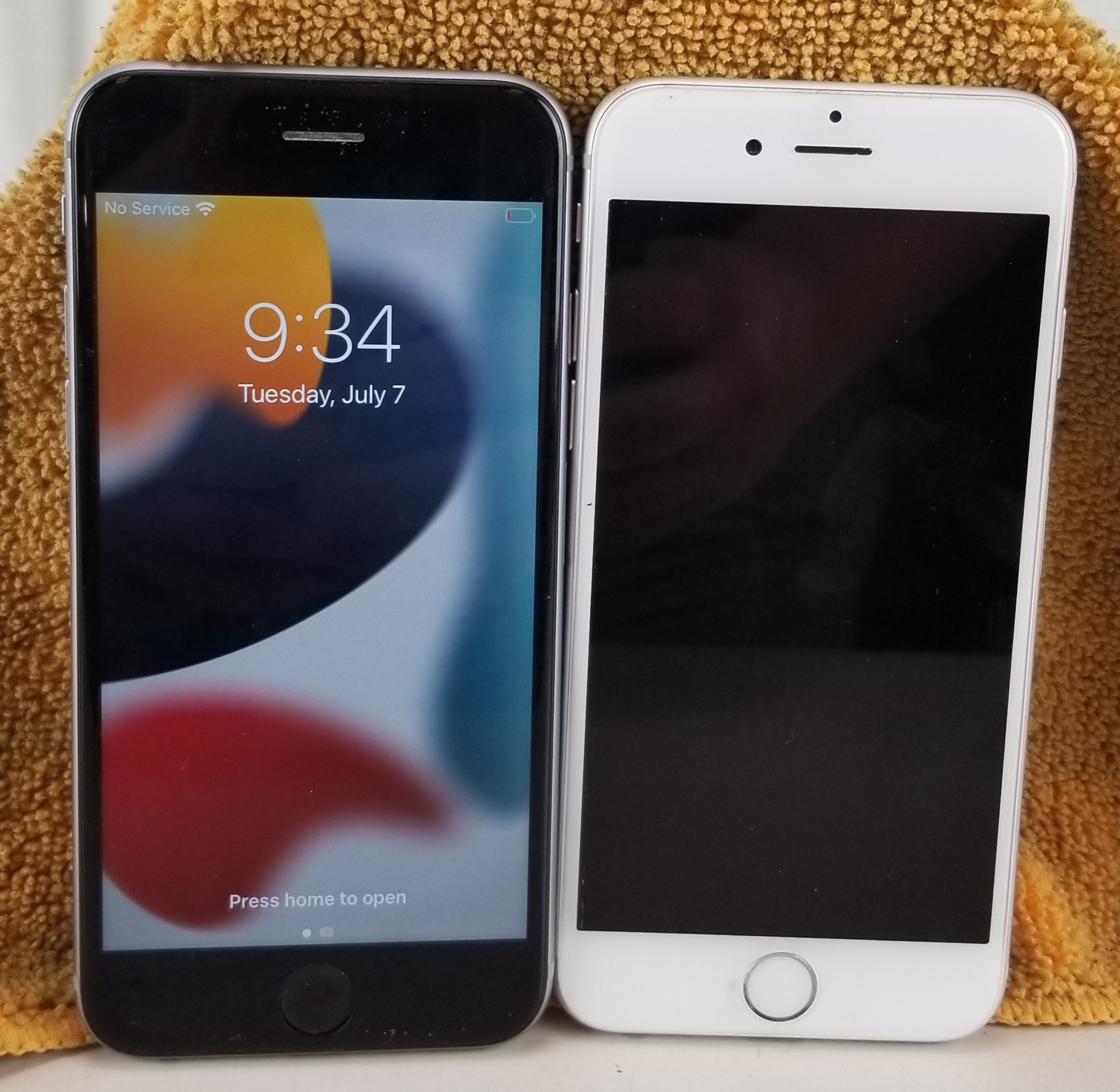 Lot of 2 Apple iPhone 6 S 32GB + iPhone 6 16GB UNLOCKED